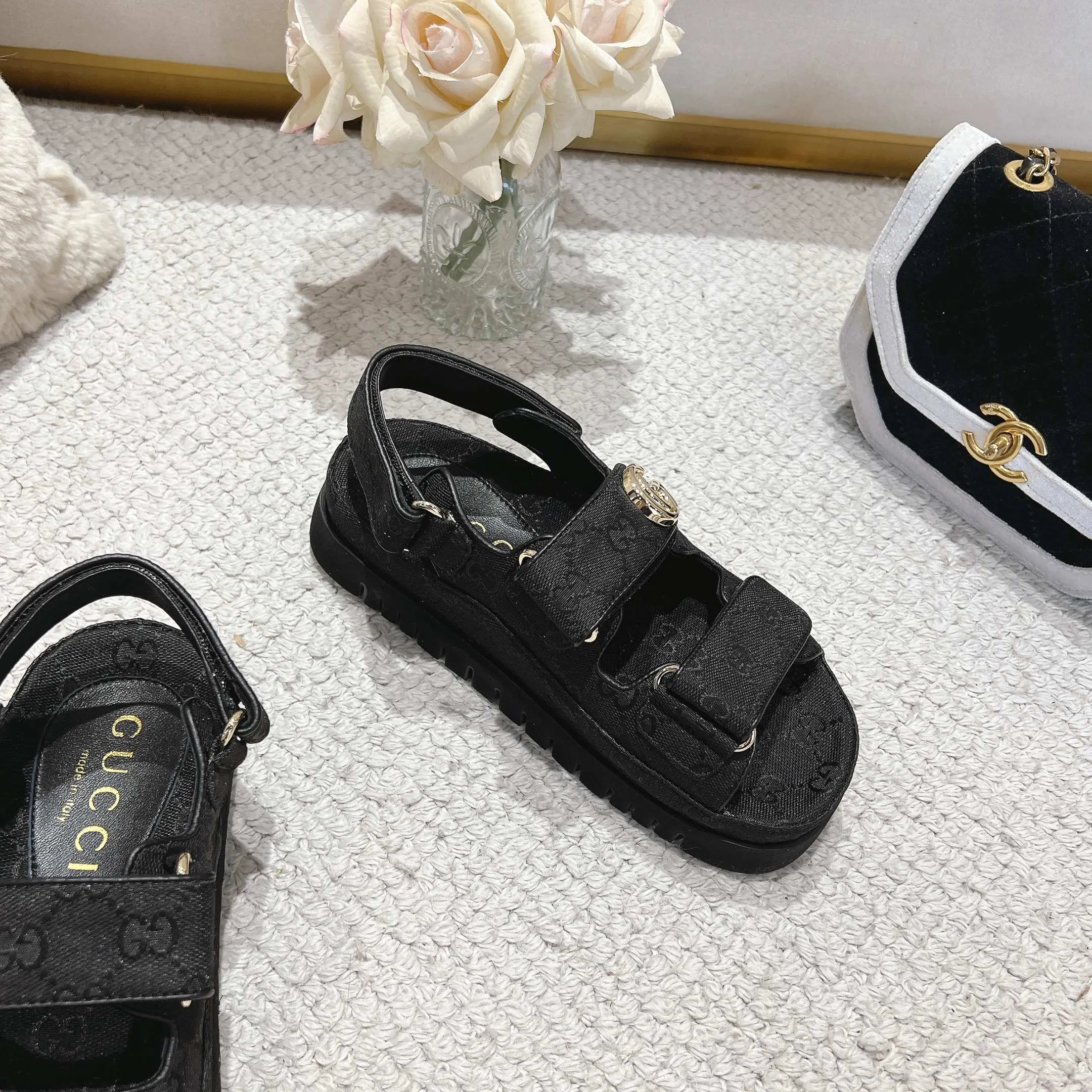 👟👟Ex-factory price 500👟👟Gucci’s modern design aesthetic explores the path of unique craftsmanship, cleverly integrating the brand’s classic elements with its beloved brand logo. The sandal is embellished with the beloved Double G hardware, adding a touch of understated branding to the design, complementing the versatility of the Velcro straps. Outsole: Wear-resistant and easy-to-bend sawtooth rubber foam sole! Ultra-light sole. Natural PU heightening insole. Size: Female 35-41#